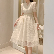 夏季刺绣白色法式连衣裙2021v领收腰宝石扣名媛，小香风显瘦仙女裙