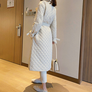 2023韩国白色菱形格棉衣女中长款过膝收腰羽绒，棉服轻薄款外套