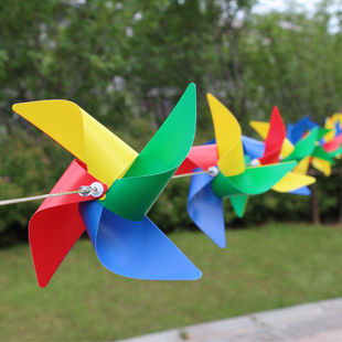 旋转风车户外装饰塑料幼儿园景区，风车串地推彩色楼盘景区结婚风车