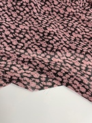 e433黑色底粉色小碎花印花雪纺，布头柔软垂坠透气连衣裙上衣面料
