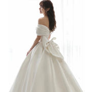 超仙一字肩婚纱2023新娘法式缎面，高级出门纱，拖尾迎宾礼服白色
