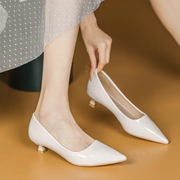 米白色3公分小跟单鞋女细跟 秋法式浅口尖头低跟软漆皮高跟鞋