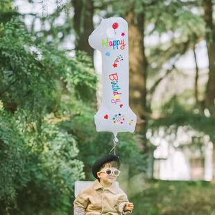ins风白色铝膜数字气球，周岁生日户外派对场景，布置网红拍照道具