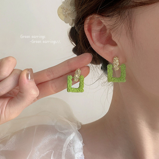 夏季小清新耳钉2023年潮，气质小众设计感耳环，绿色森系耳饰女