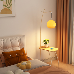 落地灯简约现代北欧客厅沙发，旁边轻奢创意无线充电卧室茶几台灯