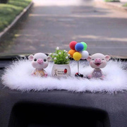 创意摇头小猪汽车用品车用车内中控台装饰品车载香水摆件男女