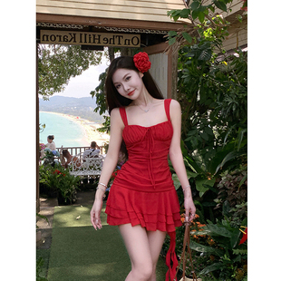 法式海边度假红色吊带连衣裙女夏季设计感褶皱收腰显瘦不规则短裙