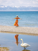 理想三旬女装旅拍橙色收腰沙滩，裙露背开叉，大裙摆连衣裙长款