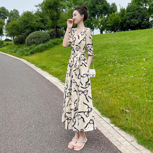 碎花连衣裙女夏季2024年韩版高级感裹身温柔法式气质长裙超仙
