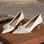白色高跟鞋女细跟秀禾婚纱，两穿2024缎面花朵，中跟婚鞋尖头单鞋