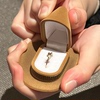ins创意胡迪帽子戒指盒首饰盒，情人节礼物，惊喜求婚礼物盒摆件道具