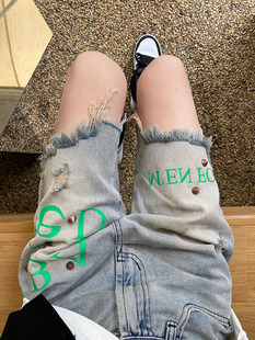 Exclusive 夏季复古牛仔短裤女五分做旧洗水撕边流苏配扣钉绿字母
