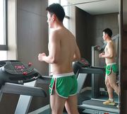 运动二分裤男士潮流田径，跑步三分裤男超短裤，弹力宽松训练健身裤