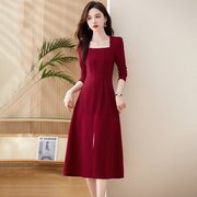 2023秋季法式开叉打底连衣裙女方领酒红色设计感时尚简约裙子
