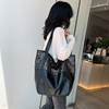 洋气质感包包女2023潮韩版时尚，大容量铆钉百搭手提单肩水桶包