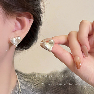 银色高级感纹理爱心耳钉2024耳环法式轻奢独特心形耳饰女