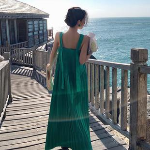 复古绿色风琴褶吊带连衣裙黑色宽松显瘦三亚度假旅行沙滩裙长裙夏