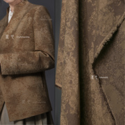 褐色暗花伤痕炒色棉麻—重水洗布料风衣，外套裙肌理服装设计师面料
