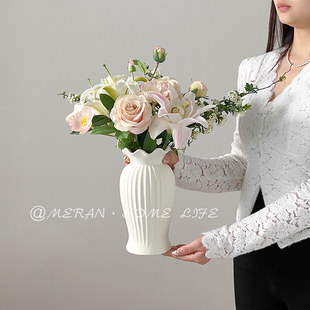 小众简约现代白色陶瓷，花瓶高级感水养，插花鲜花客厅桌面装饰品摆件