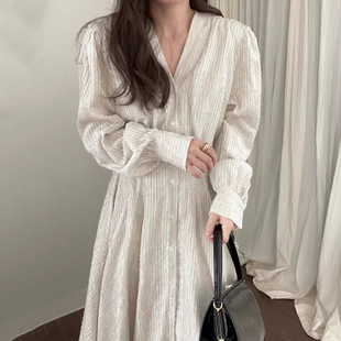 韩国chic秋季法式气质v领单排扣纹理感设计高腰，显瘦长袖连衣裙女