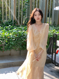 香港YA夏季气质泡泡袖v领印花黄色连衣裙长款两件套 含吊带裙