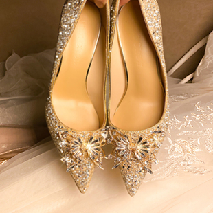 法式婚鞋新娘鞋主婚纱公主水晶鞋女结婚尖头水钻高跟鞋细跟不累脚