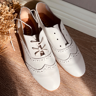 布洛克雕花系带小白鞋林印象自制2023镂空白色牛皮圆头平底单鞋女