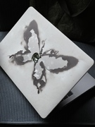 汪三岁(汪三岁)「灰烬蝴蝶」macbook保护壳苹果电脑14寸airm2水晶，透镂空m116寸灰烬蝴蝶废土火烧肌理新中式