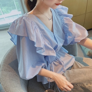 v领衬衫女气质女学生2024韩版夏季短袖蓝色，条纹荷叶边上衣潮