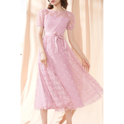 美妃粉色法式蕾丝连衣裙，夏2023短袖修身裙子收腰气质中长裙女