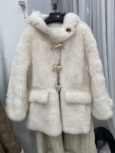 牛角包包皮毛一体羊羔毛皮草(毛皮草)外套，女羊剪绒带帽大衣2023冬季海宁