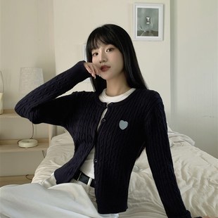 韩系爱心刺绣针织小开衫女秋季藏蓝色短款麻花毛衣外套披肩上衣