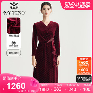 马天奴(马天奴)2023年秋冬红色，v领丝绒连衣裙，高级感修身长裙婚宴礼裙