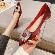 红色婚鞋新娘鞋2023年法式平底低跟孕妇鞋水钻粗跟鞋女水晶鞋