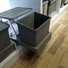 高档厨房垃圾桶家用嵌入式水槽，柜底抽拉式垃圾桶弹开式橱柜垃