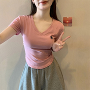 夏季刺绣v领正肩法式甜辣上衣女设计感小众修身短款短袖粉色T恤