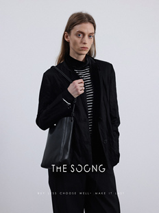 thesoong欧洲现代重磅意制自然褶皱肌理感黑色薄款小西装外套女