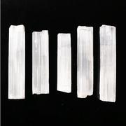 天然白色石膏石单晶体(单晶体)柱形，碎石天然水晶原石摆件
