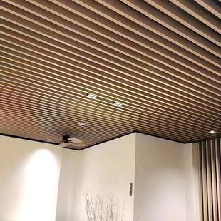 办公室木纹铝方通吊顶材料自装天花板，长条装饰阳台铝方通格栅