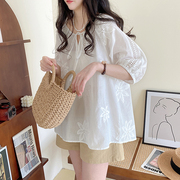 白色娃娃衫上衣女，2024年夏季韩版圆领套头，甜美系带勾花中袖衬衫