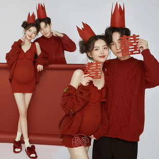 2430龙年圣诞影楼情侣孕妇拍照摄影写真艺术服装喜庆红毛衣出租赁