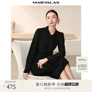 曼德诗醋酸连衣裙2025秋季新款时尚浪漫简约纯色气质飘带领小黑裙