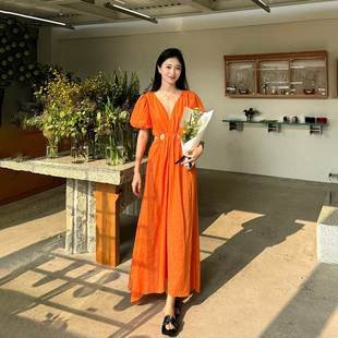 橙色v领法式泡泡袖，连衣裙女夏季镂空露腰设计高级感海边度假长裙