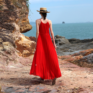 a字大摆宽松显瘦沙滩裙，2024红色百褶吊带海边度假连衣裙长裙