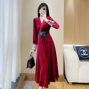高贵洋气红色金丝绒连衣裙秋冬气质，修身长袖年会战袍礼服裙子