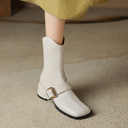 巨舒服皮带扣欧美英伦风方头短靴女秋冬季单靴粗跟V口米白色靴子