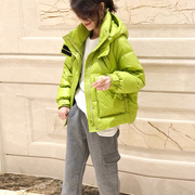 绿色洋气短款连帽羽绒服女减龄，时尚面包服外套，冬季2024欧洲站