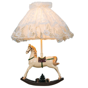 欧式公主儿童卧室床头台灯，蕾丝布艺创意时尚木马，节日礼物装饰台灯