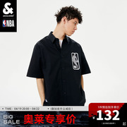 杰克琼斯奥特莱斯时尚通勤夏男NBA联名潮大面积logo胶印短袖衬衫