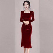 酒红色金丝绒连衣裙2023秋冬高贵洋气，赫本风法式修身显瘦长裙